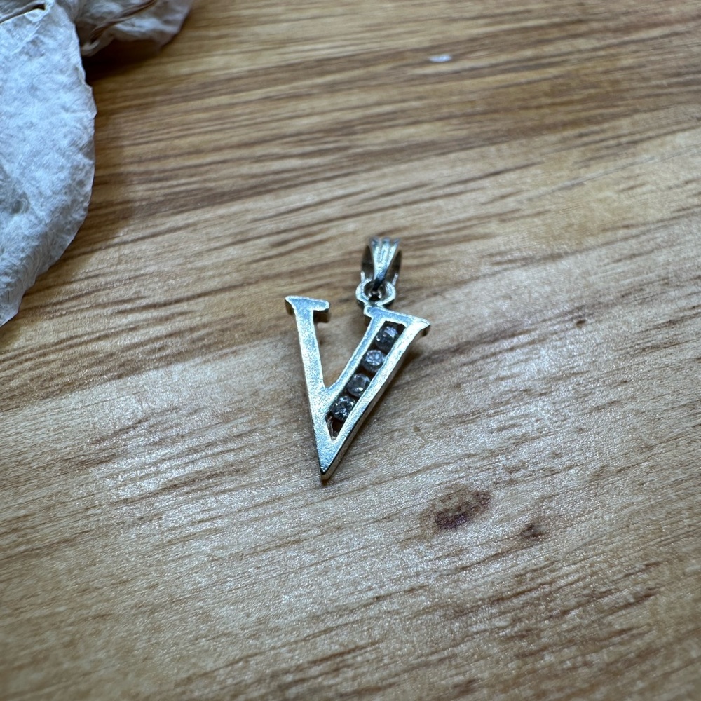 Initial pendant V (sterling silver)